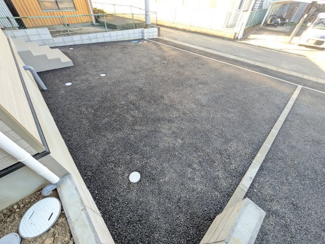 常総市水海道天満町第3　新築戸建の駐車場|駐車3台可能で、出し入れしやすいゆとりのカースペース。
月々の駐車場代が不要な点も大きな魅力です。