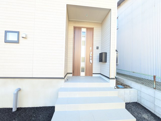 常総市水海道天満町第3　新築戸建の玄関|玄関ドアはカードキーで開閉も楽々♪
スマホでの開錠と施錠も可能です！
玄関上部には人感センサー付きのダウンライトがあるので、夜間の帰宅時に自動で点灯してくれます♪
防犯対策面にも一役買ってくれます！