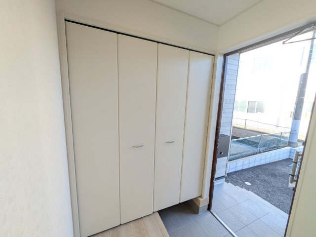 常総市水海道天満町第3　新築戸建の玄関|家族全員の靴がスッキリ片付く大容量シューズボックス完備。お客様を気持ちよく迎えられる、明るく清潔感あふれる玄関です。