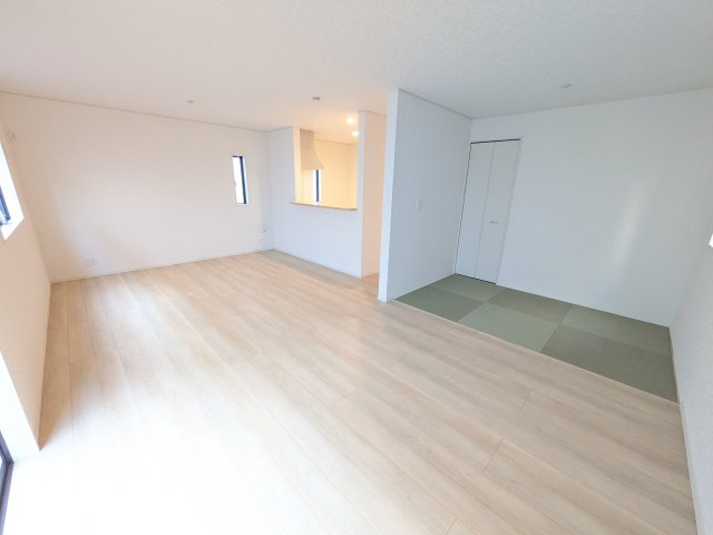 常総市水海道天満町第3　新築戸建の居間・リビング|家族の会話が自然と弾む、広々としたゆとりのLDK。南西向きの窓からたっぷりの光が射し込む明るく快適な空間です。