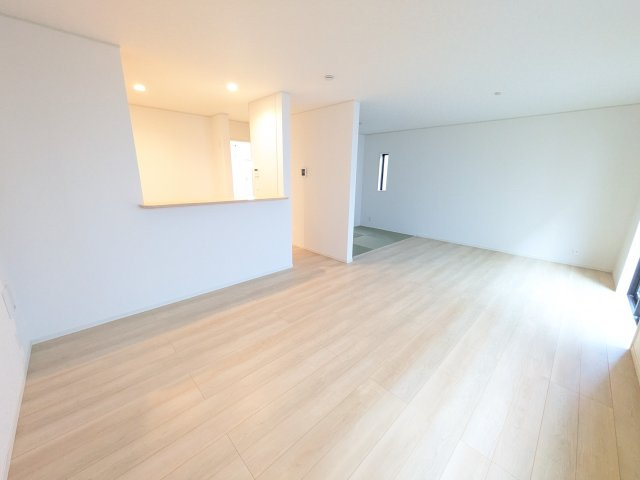 常総市水海道天満町第3　新築戸建の居間・リビング|居心地の良いデザインと機能性を両立。ご友人を招いたり、趣味を楽しんだり、様々なシーンで活躍する団らんの中心地です。