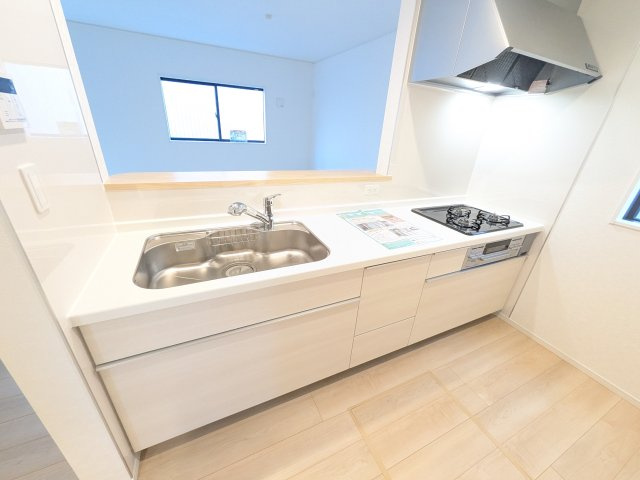 常総市水海道天満町第3　新築戸建のキッチン|対面式カウンターでリビングとの一体感を演出。使いやすい動線と豊富な収納で、毎日の料理時間も快適に過ごせます。