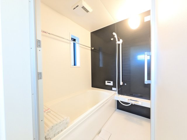 常総市水海道天満町第3　新築戸建の浴室|1坪タイプのゆったりとしたバスルームは浴室暖房換気乾燥機付きで、どんな季節でも快適なバスタイムを満喫出来ます♪ 窓付きで明るく開放的なところも良いですね！