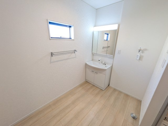 常総市水海道天満町第3　新築戸建の独立洗面台|三面鏡の洗面化粧台はミラー扉の内側がすべて収納スペースになっており、収納力も魅力的です♪
ボックスティッシュも収納可能で、可変トレイは収納物に応じて高さ調整ができます！
取り外して洗えるので清潔です♪