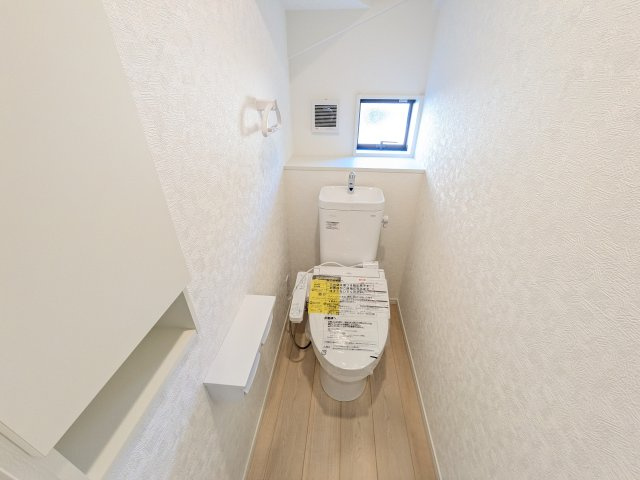 常総市水海道天満町第3　新築戸建のトイレ|少ない水でもパワフルに洗浄する節水設計。清潔さと機能性を両立させた、毎日気持ち良く使えるトイレ空間です。