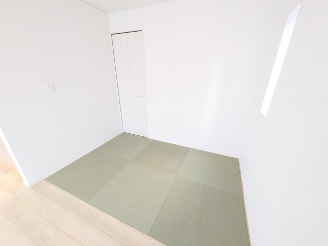 常総市水海道天満町第3　新築戸建の和室|琉球畳の和室は陽当たりも良く、落ち着ける空間です♪
リビングとの続き間になっているので、お子様の遊ぶスペースやお昼寝などにも使えます！
押し入れもあり収納にも困りません♪