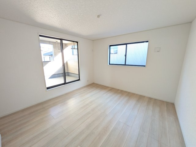 常総市水海道天満町第3　新築戸建の洋室|バルコニーに面した明るい２面採光で、毎朝爽やかな光を感じられます。