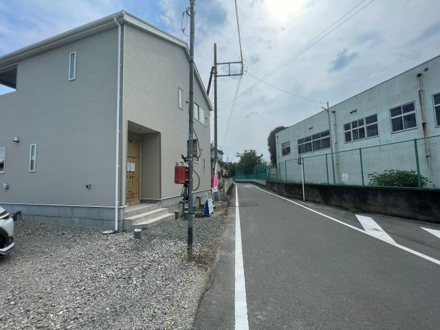 新築戸建・新築建売　みどり市大間々町大間々第13　大間々東小学校・大間々東中学校の前面道路含む現地写真
