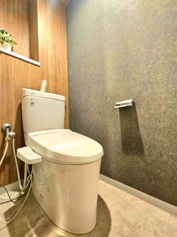 セレーヌコート中山手のトイレ|節水型でエコなトイレには、今では当たり前のウォシュレット付き。便座を温める機能もついていて、居心地良くてトイレから出られなくなるかも！
