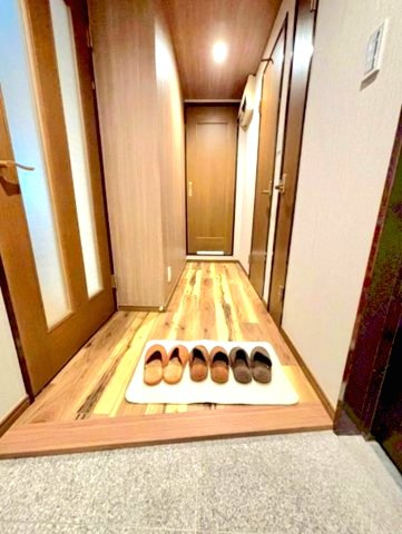 セレーヌコート中山手の玄関|いつも気持ち良くご家族を迎えられる玄関収納付
