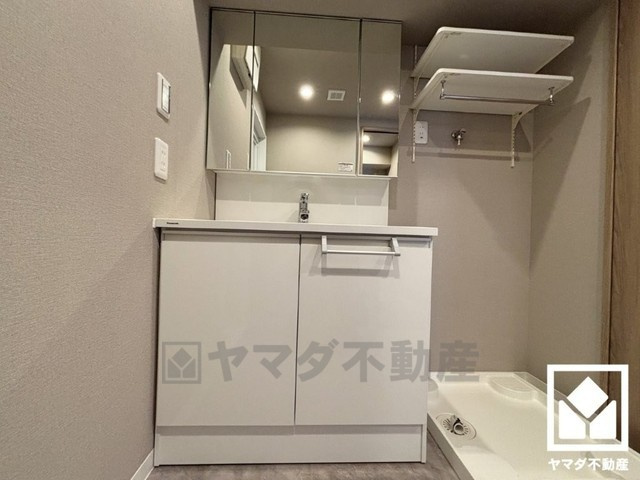 武庫川樹のまち第一第一六号棟の洗面所|収納付きでスッキリお使い頂ける3面鏡の洗面台です。洗面ボウルが広めなので、忙しい朝でも身支度がしやすく時短になります。