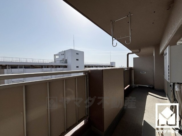 武庫川樹のまち第一第一六号棟のバルコニー|南東向きバルコニーで陽当たり、風通し良好。奥行きがあり広々としているため、お洗濯物をたっぷりと干す事ができます。