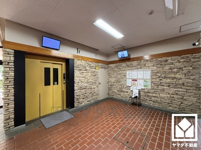 武庫川樹のまち第一第一六号棟のエントランス|広々とした明るいロビー。綺麗に整備されており、帰宅時や来客時にも気持ちの良い空間です。
