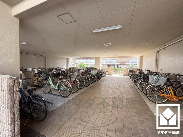 武庫川樹のまち第一第一六号棟の駐車場|屋内駐輪場・バイク置場も完備しており、雨や風、直射日光からお乗り物を守ることができます。