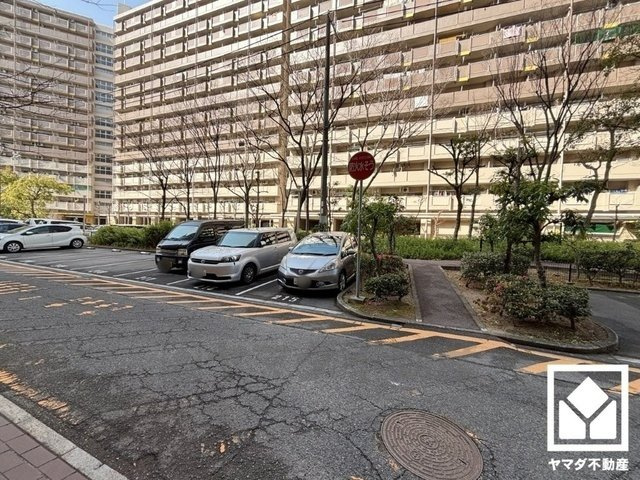 武庫川樹のまち第一第一六号棟の駐車場|敷地内に駐車場を完備（月額8500円～10200円）。重い荷物や雨の日の移動もスムーズで、快適なカーライフを実現。空き状況等は弊社スタッフまでお気軽にお問い合わせください。
