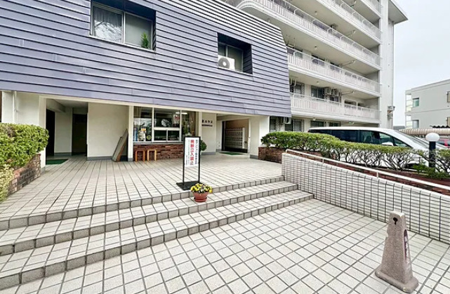 白楽ハウスのエントランス|70戸の中規マンションです。エントランスには段差もありますが、上りやすい高さなので安心して歩けますよ