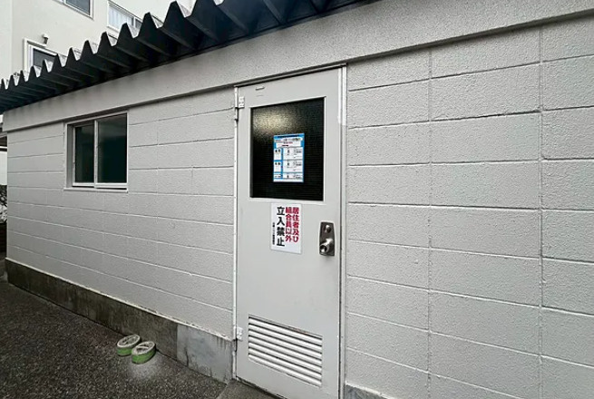 白楽ハウスのその他共用部分|ゴミ置き場は屋内なのでごみが敷地内に散乱する心配もありません。