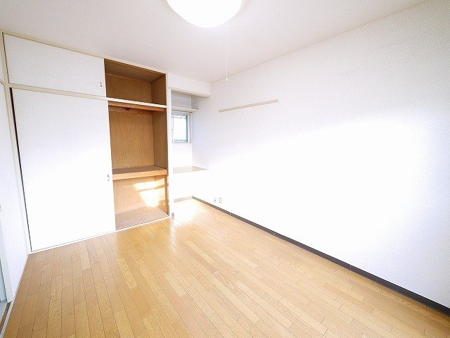 サニーハイツ（大宮町１丁目）の寝室|落ち着いた色調の寝室です