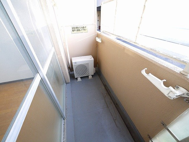 サニーハイツ（大宮町１丁目）のバルコニー|外からの目が気にならないバルコニーで洗濯物が干せます