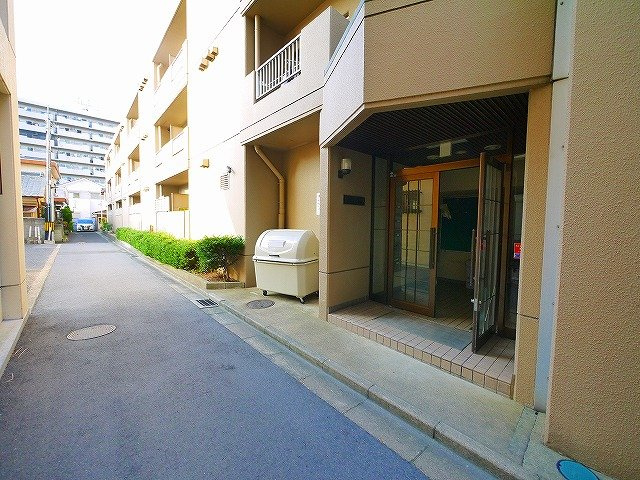 サニーハイツ（大宮町１丁目）のその他共用部分|エントランス前です