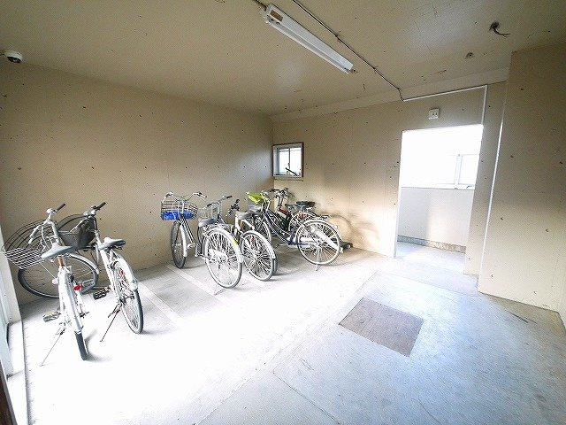 サニーハイツ（大宮町１丁目）のその他共用部分|駐輪スペースもあります