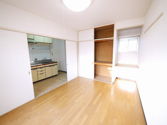 サニーハイツ（大宮町１丁目）の居間・リビング|ゆったりとした居間です