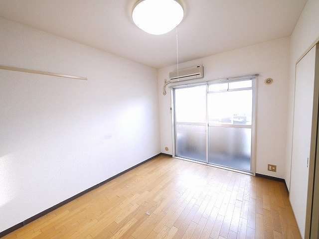 サニーハイツ（大宮町１丁目）の寝室|落ち着いた色調の寝室です