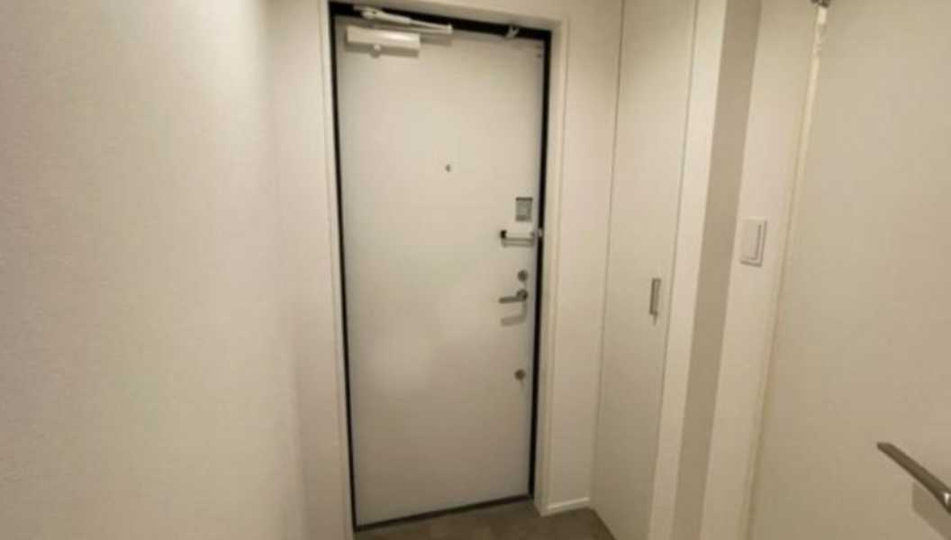 ラクラス三軒茶屋　築浅　駐車場有　日勤管理人の玄関
