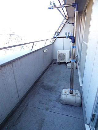 岩屋ビルのバルコニー