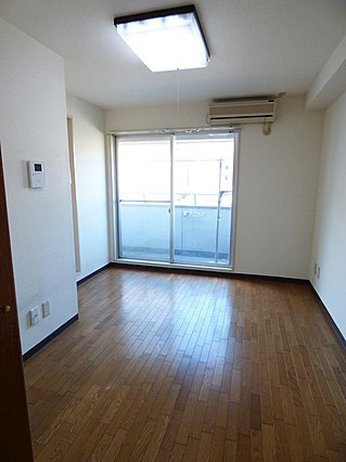 岩屋ビルの居間・リビング