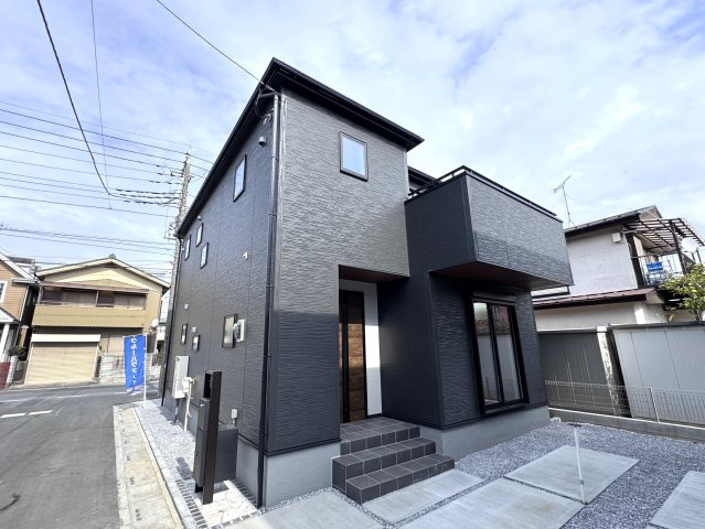 三郷市鷹野４丁目新築戸建【鷹野小学校：9分】の外観|1号棟外観・完成済み内覧可能です！