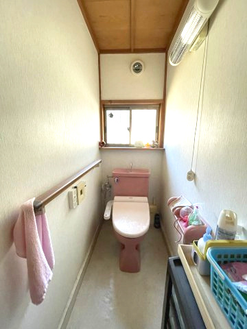 敷地約325坪　渡り廊下でつながる母屋＋ヘーベルハウス住宅のトイレ|コンパクトで使いやすいトイレです