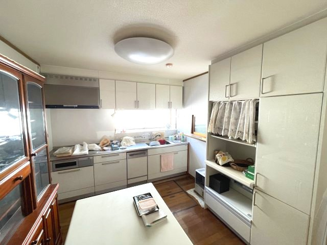 敷地約325坪　渡り廊下でつながる母屋＋ヘーベルハウス住宅のキッチン|キッチンです