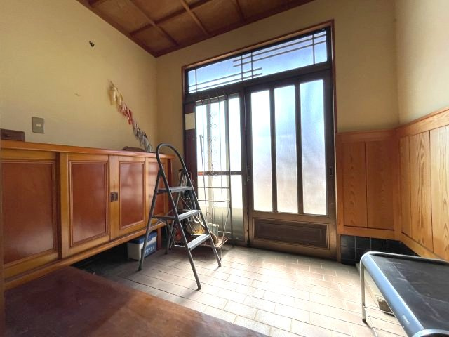 敷地約325坪　渡り廊下でつながる母屋＋ヘーベルハウス住宅の玄関|落ち着いた玄関です