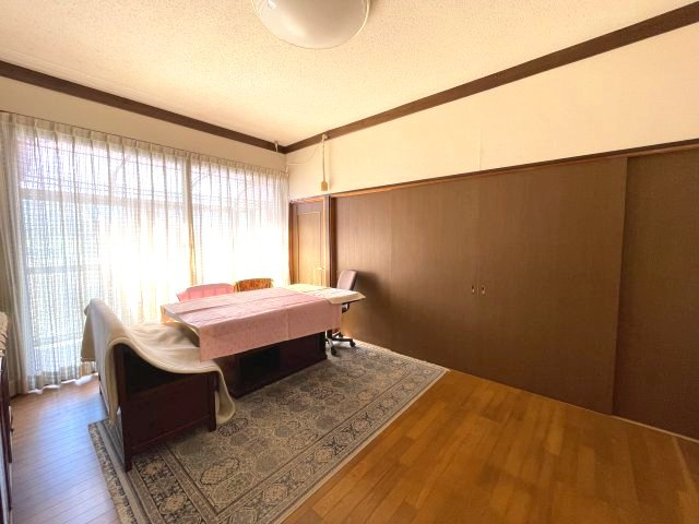 敷地約325坪　渡り廊下でつながる母屋＋ヘーベルハウス住宅の居間・リビング|ゆったりとした居間です