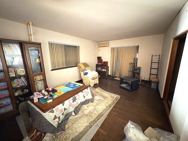 敷地約325坪　渡り廊下でつながる母屋＋ヘーベルハウス住宅の居間・リビング|増築側のリビングです
