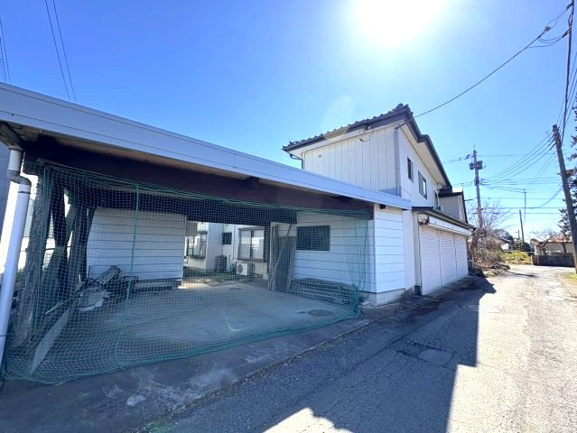 敷地約325坪　渡り廊下でつながる母屋＋ヘーベルハウス住宅の駐車場|シャッターガレージもございます。