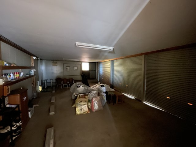 敷地約325坪　渡り廊下でつながる母屋＋ヘーベルハウス住宅の設備|シャッター内ガレージの様子です