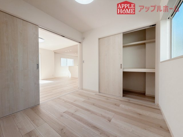 [新築住宅] 熊谷市石原 第9期 全5棟の洋室|広々とした居住空間は日々の暮らしを彩り、心のやすらぎと満足感を与えてくれます。通風と採光を考慮した設計は子供たちはのびのび育ち、家族でくつろぎと団らんを生み出します。
