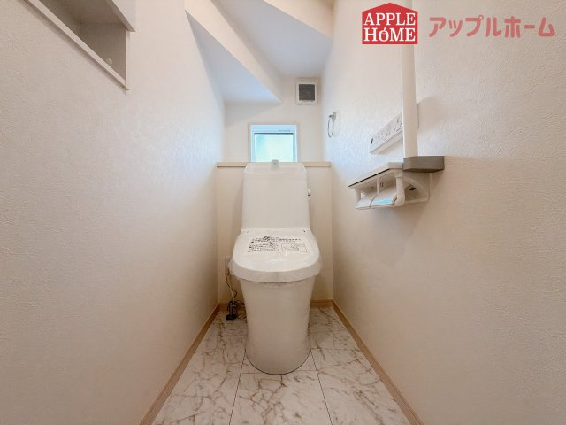 [新築住宅] 熊谷市石原 第9期 全5棟のトイレ|白を基調とした清潔感のある明るい空間。温水洗浄便座付きで、毎日快適・清潔に使用できます。操作しやすい壁面リモコンを採用しています。