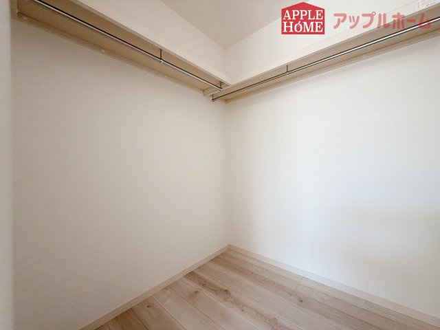 [新築住宅] 熊谷市石原 第9期 全5棟の収納|お洋服を大切にされる方に大変喜ばれる、ウォークインクローゼット。お洋服以外にも掃除機やスーツケースなどを一箇所に集約できるのは魅力ですね！扉が一箇所ですので、お部屋の見た目にもスッキリ！