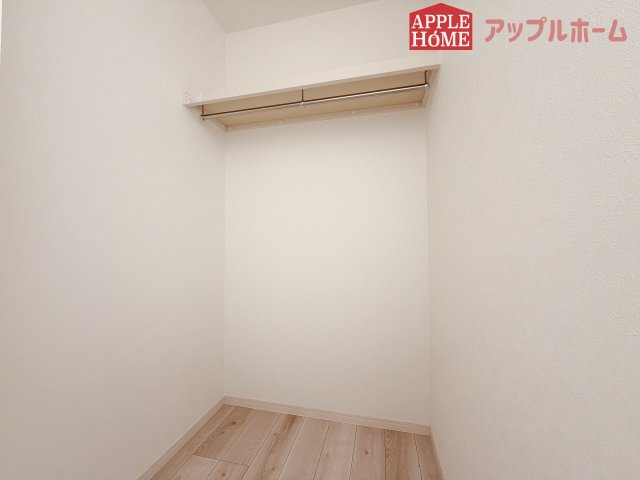 [新築住宅] 熊谷市石原 第9期 全5棟の収納|お洋服を大切にされる方に大変喜ばれる、ウォークインクローゼット。お洋服以外にも掃除機やスーツケースなどを一箇所に集約できるのは魅力ですね！扉が一箇所ですので、お部屋の見た目にもスッキリ！