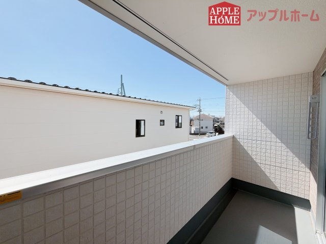 [新築住宅] 熊谷市石原 第9期 全5棟のバルコニー|家族分の洗濯物もしっかり干せます。日当たりも良く、毎日のお洗濯が楽しくなりそう♪お布団は手軽に干せていつもポカポカに☆