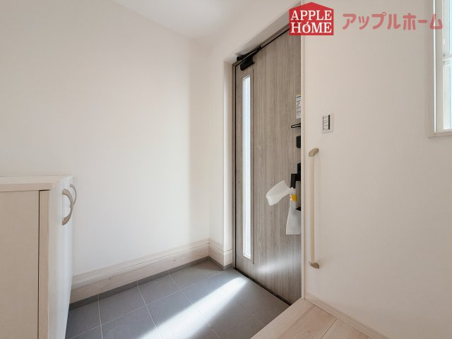 [新築住宅] 熊谷市石原 第9期 全5棟の玄関|住まう人も来客も入った時にワクワクさせてくれるオシャレな玄関♪収納もたっぷりあるので、靴がたくさんあっても安心！