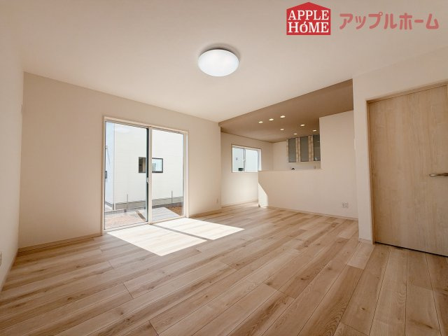[新築住宅] 熊谷市石原 第9期 全5棟の居間・リビング|広々リビング×対面キッチンで家族の会話も弾みます♪家族団らんの秘訣は間取りにあり☆夢のマイホームを一緒に叶えましょう！