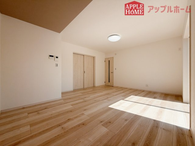 [新築住宅] 熊谷市石原 第9期 全5棟の居間・リビング|窓から差し込む光で家族を温かく包み込みます。明るいリビングで子育てする喜びを☆いつでも見学可能です！