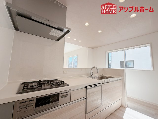 [新築住宅] 熊谷市石原 第9期 全5棟のキッチン|見栄えもよくお手入れもスムーズに出来ます。豊富な収納力もございますので、キッチンスペースをスッキリとお使い頂けそうです。