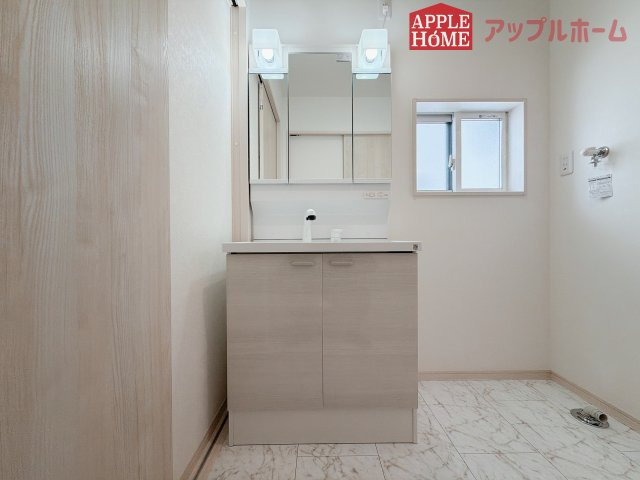 [新築住宅] 熊谷市石原 第9期 全5棟の独立洗面台|ゆとりの洗面スペースで朝の身支度も快適スムーズに。３面鏡で髪のセットやお化粧もストレスなくこなせ、朝から気分良く通勤通学に向かえそうですね！鏡の裏にはたっぷりと収納スペースを標準装備
