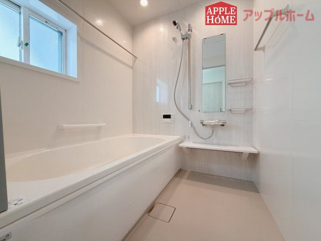 [新築住宅] 熊谷市石原 第9期 全5棟の浴室|窓付きのバスルームは、採光もあり明るく気持ちの良い空間です。窓があることで、換気環境も良好。掃除もスムーズに出来ます