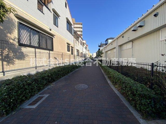 稲田新町3丁目中古戸建の前面道路含む現地写真|南側遊歩道なので陽当たり良好です♪